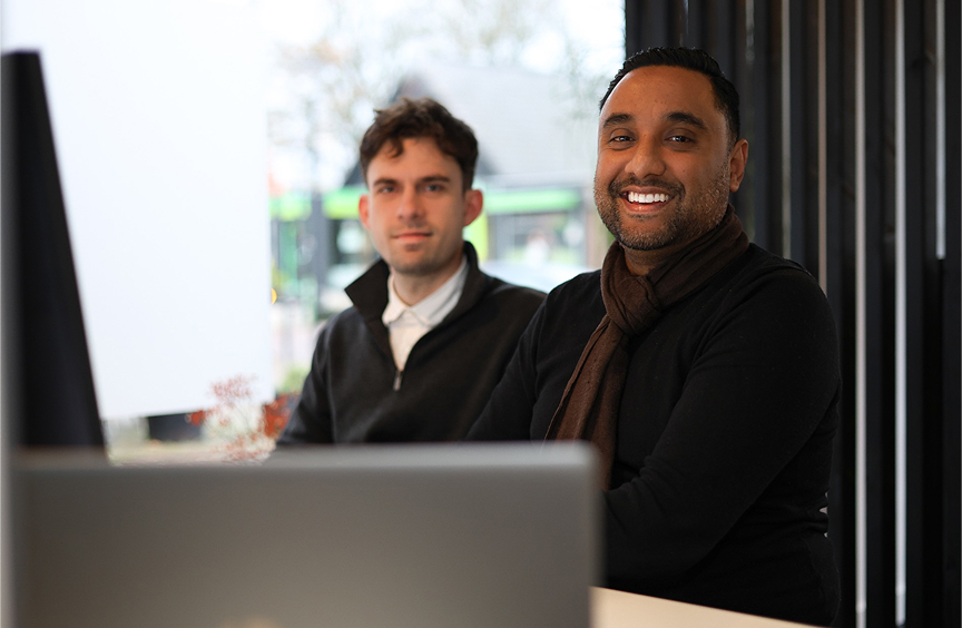 Twee accountants van NXT LVL Accountancy achter een laptop op kantoor